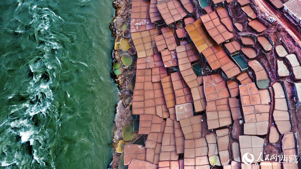 拍攝位于瀾滄江畔的鹽井古鹽田。人民網(wǎng)記者 次仁羅布攝