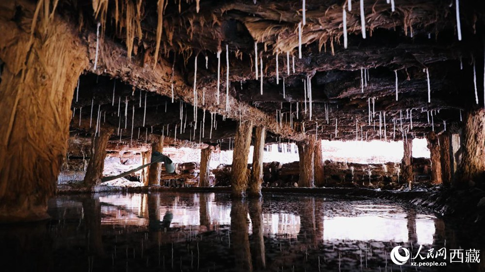 鹽田鹵水滲下的鹽柱。人民網(wǎng)記者 次仁羅布攝