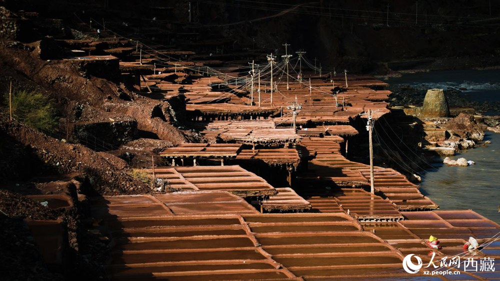 大大小小數(shù)千塊鹽田，形成一道絕美的風景線。人民網(wǎng)記者 次仁羅布攝