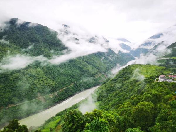 幾代建設(shè)者，歷經(jīng)半個多世紀(jì)完成！這是一條怎樣的公路？