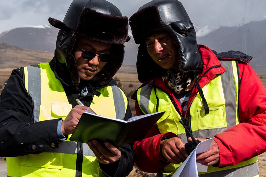 2023年11月30日，西藏自治區(qū)那曲市索縣榮布至丁青縣巴達(dá)35千伏線路工程施工現(xiàn)場(chǎng)人員正在開展現(xiàn)場(chǎng)作業(yè)。趙清鵬攝