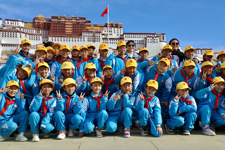 學生在國旗下留影。