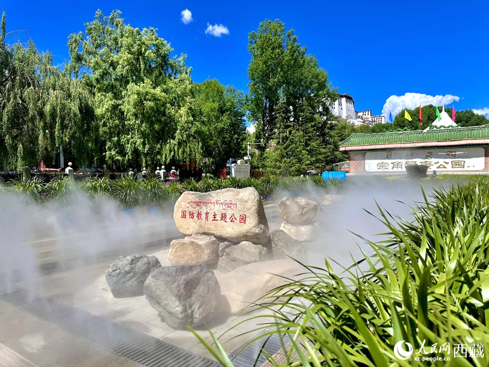 布達(dá)拉宮腳下的宗角祿康公園。