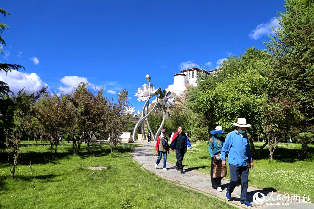 市民在公園內(nèi)散步。