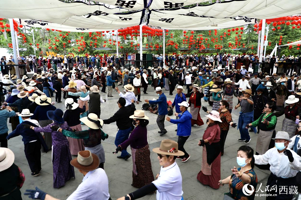 市民在公園內(nèi)跳鍋莊舞。