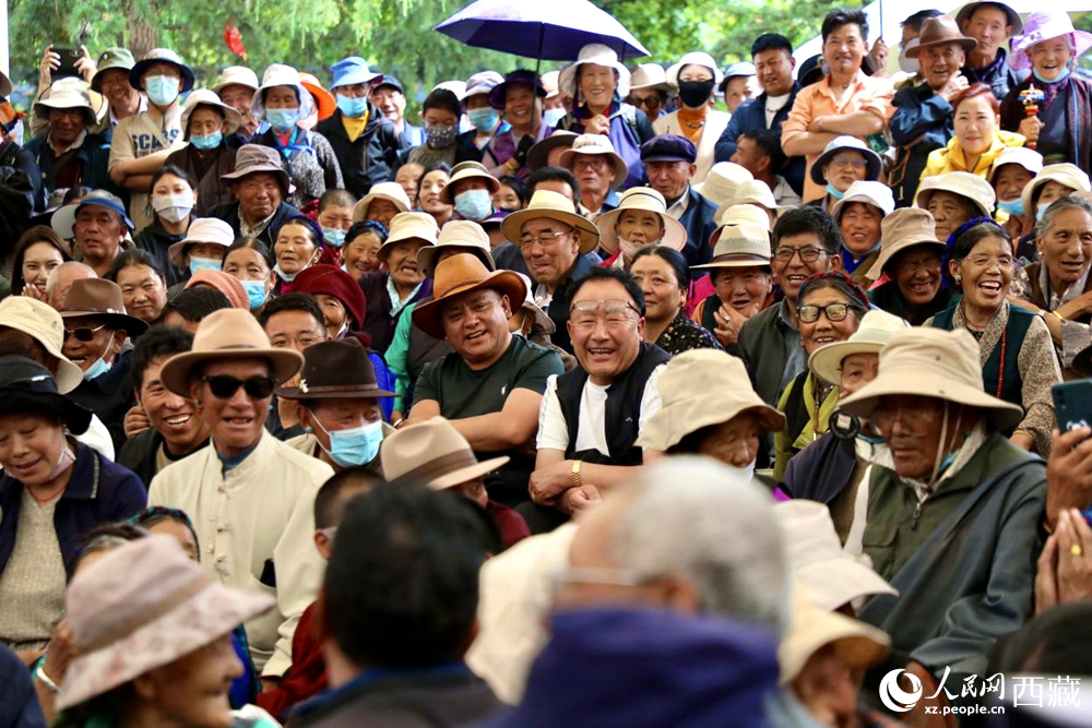 當(dāng)?shù)厝罕姾陀慰陀^看藏戲演出。