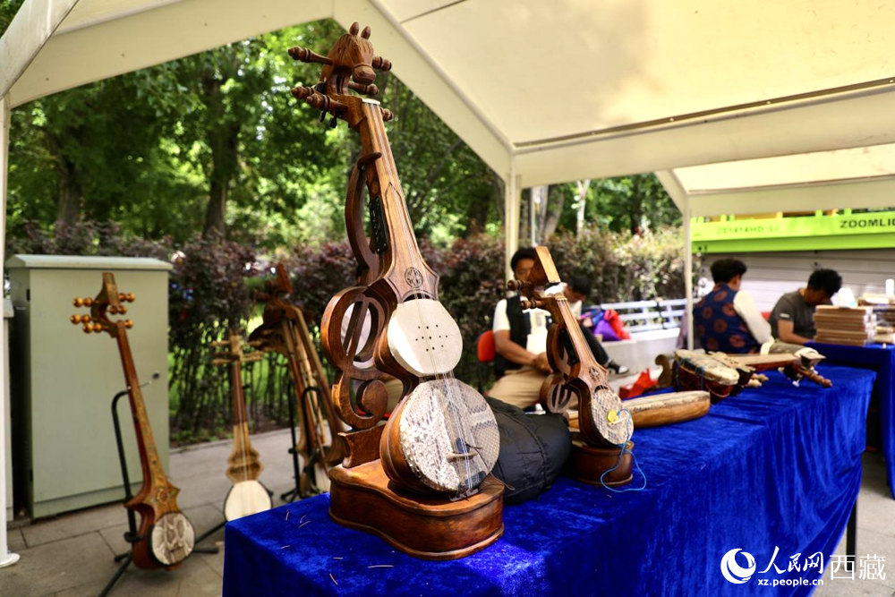 拉薩非遺集市上的扎念琴。