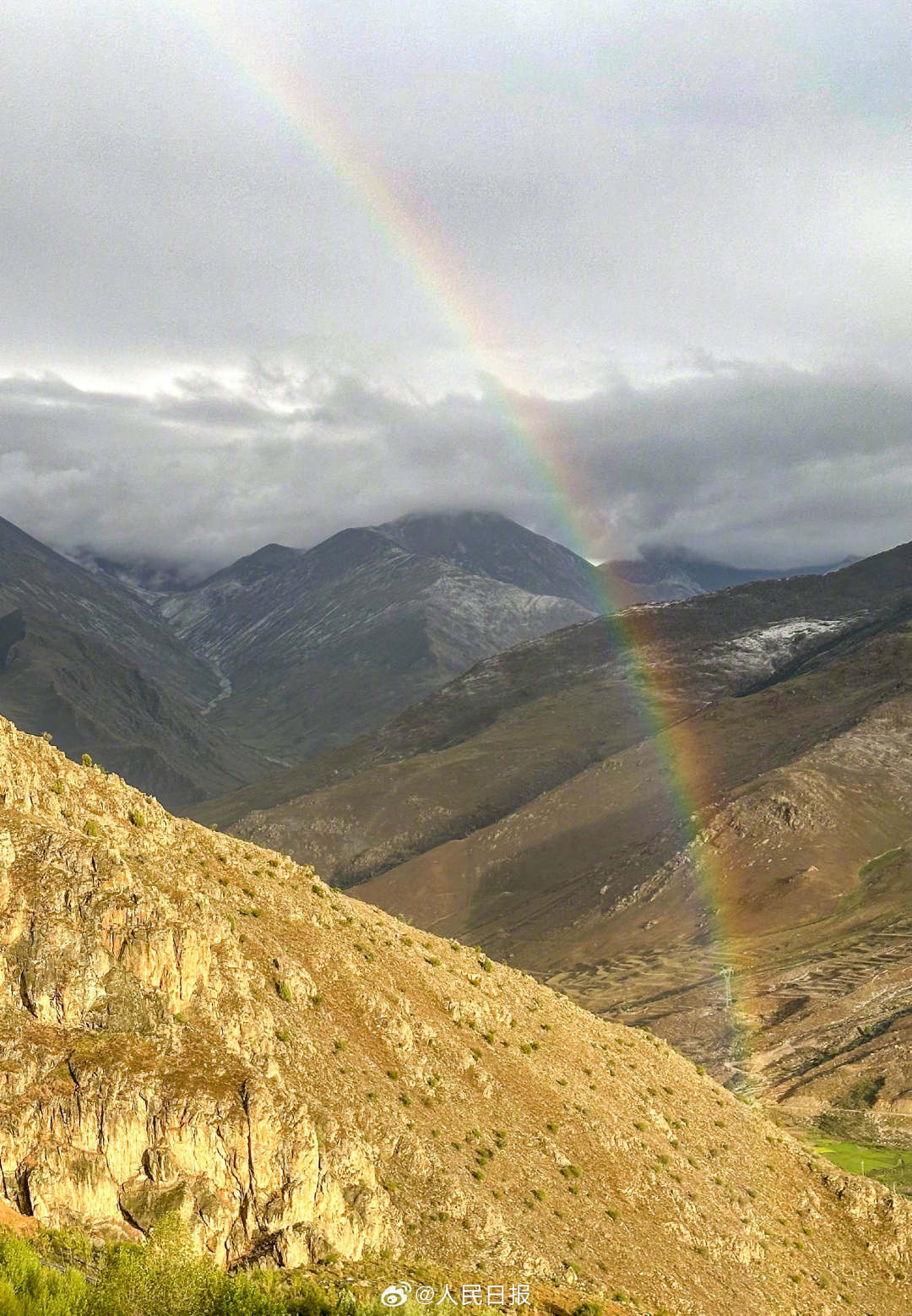 接好運！青藏高原現(xiàn)巨大彩虹橋