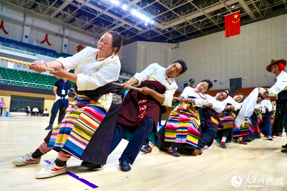 身著民族服裝的農牧民選手在拔河比賽現(xiàn)場。