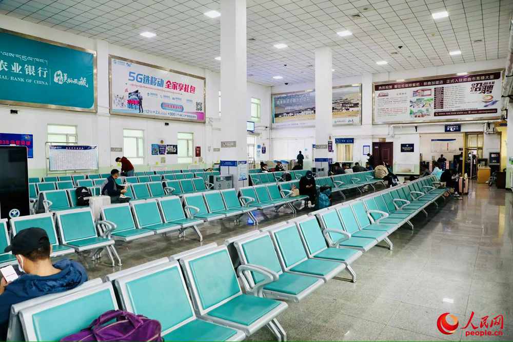 火車站內景。人民網(wǎng)記者 次仁羅布攝