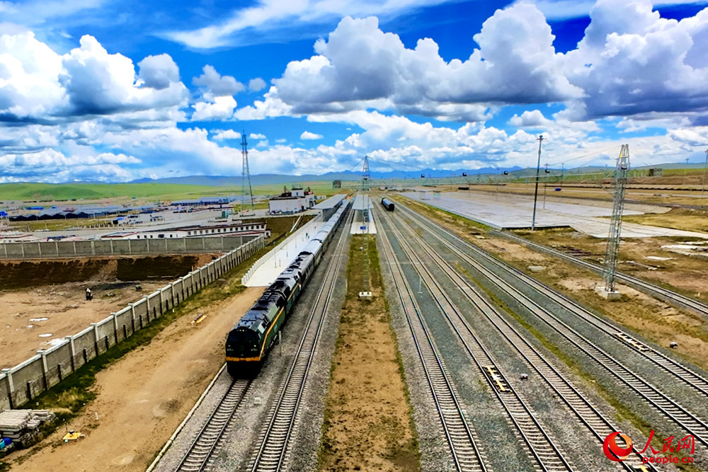 Z166次列車駛向那曲站。人民網(wǎng)記者 趙晨攝