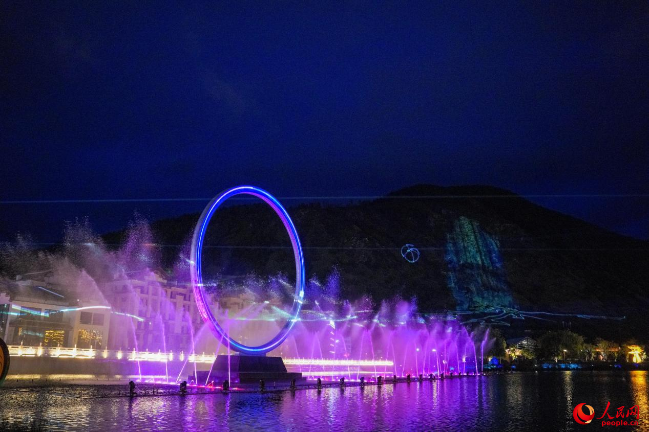 西藏林芝市民族團(tuán)結(jié)廣場(chǎng)音樂(lè)噴泉。人民網(wǎng)記者 趙晨攝