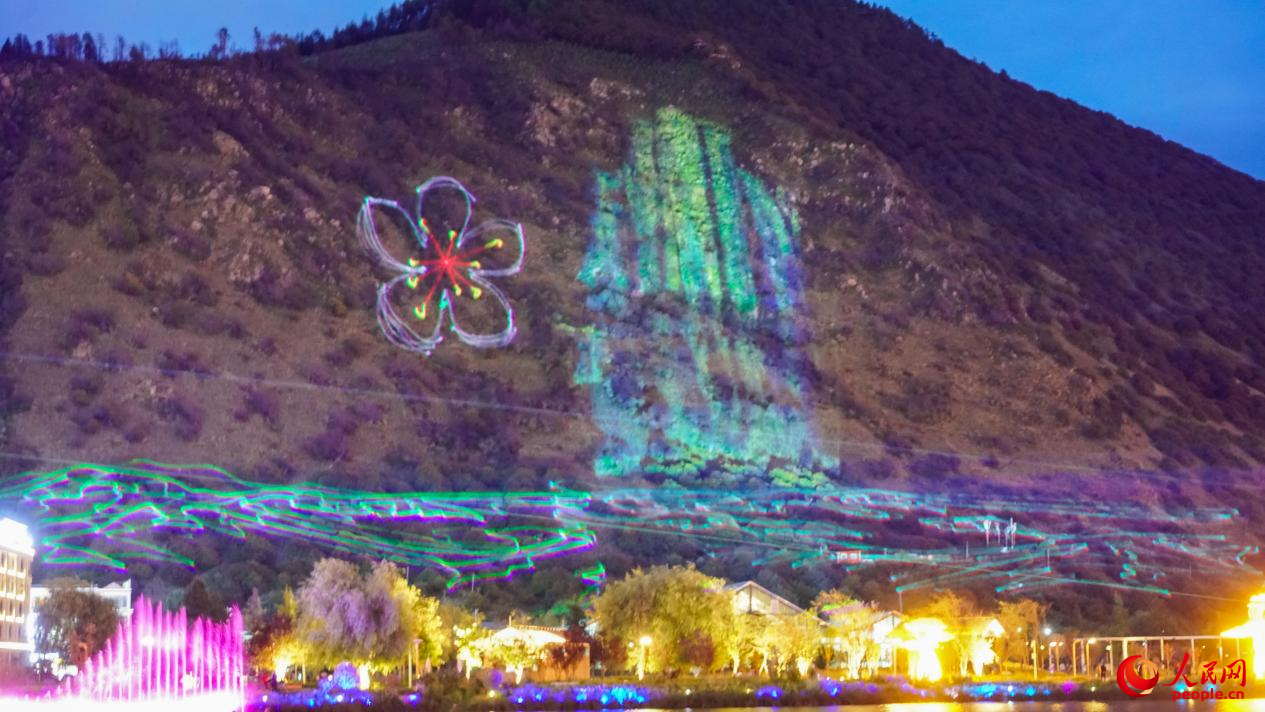 西藏林芝市民族團(tuán)結(jié)廣場(chǎng)燈光秀舞動(dòng)。人民網(wǎng)記者 趙晨攝