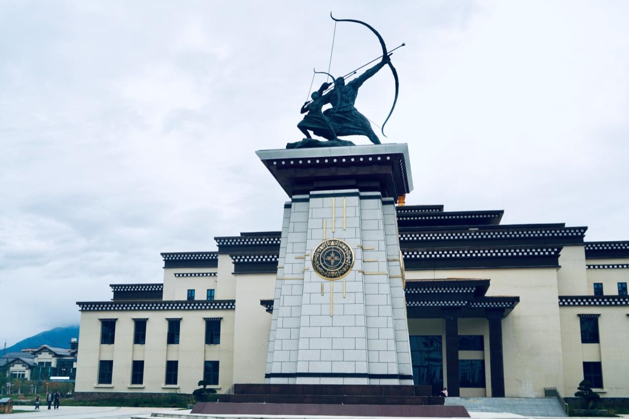 工布公園里的城市地標雕塑——畢秀之子。人民網記者 益西康珠攝