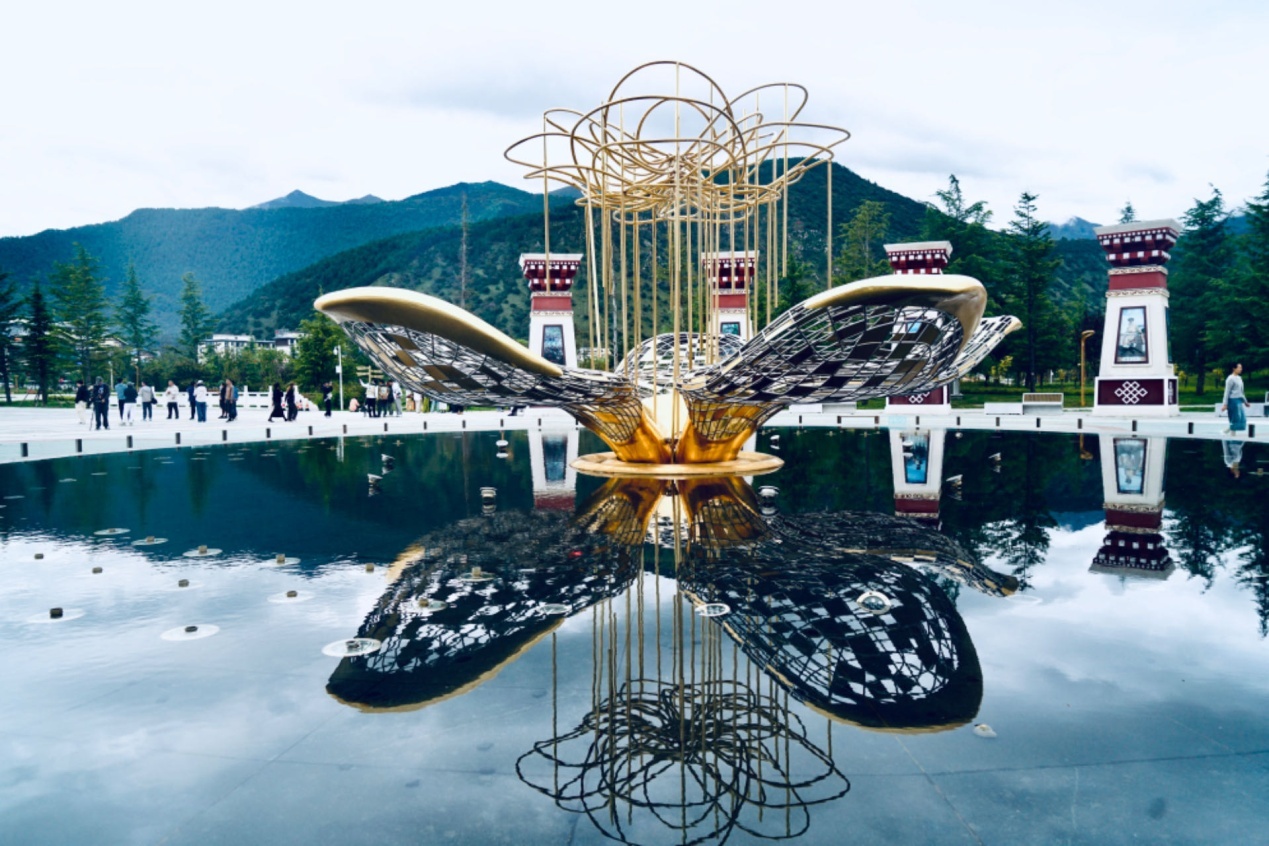 工布公園里的桃花主題雕塑——萬樹桃花。人民網記者 益西康珠攝