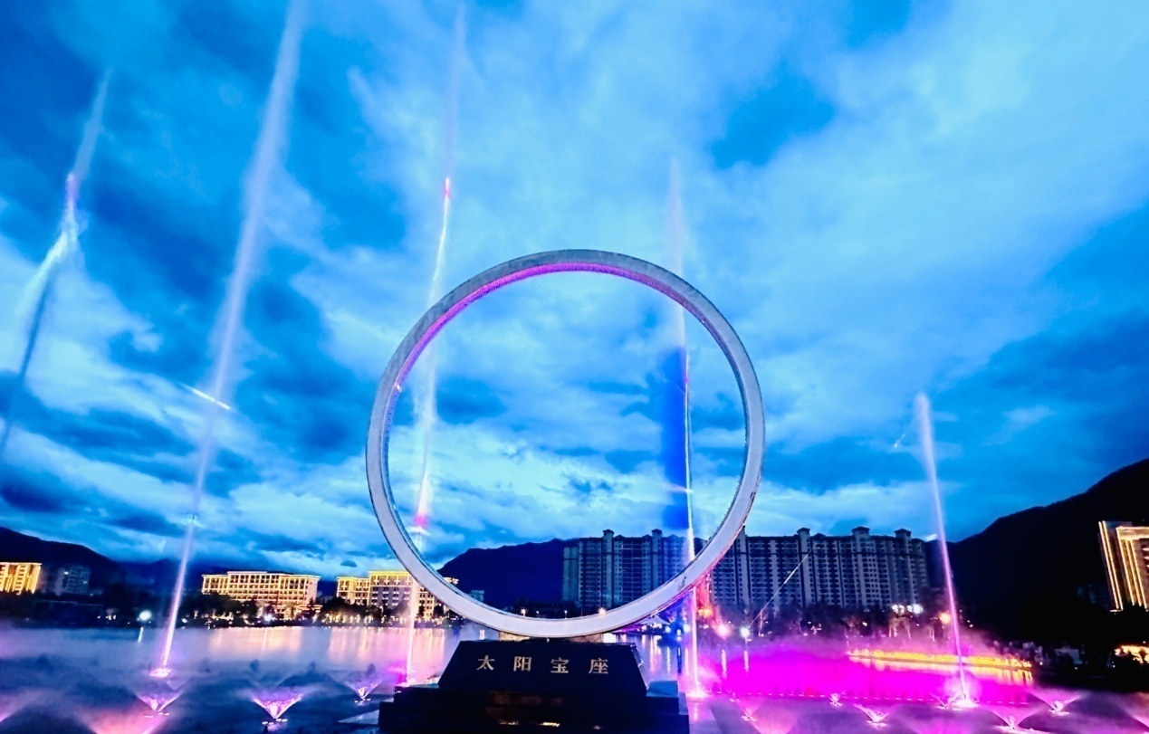 工布公園里的音樂水秀噴泉。人民網記者 益西康珠攝