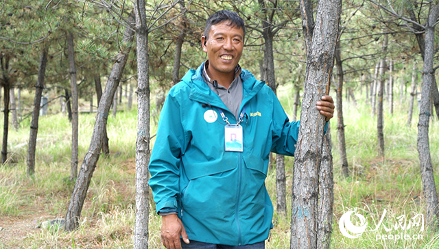 南山公園護林員扎西曲培。人民網(wǎng)記者 宋子節(jié)攝
