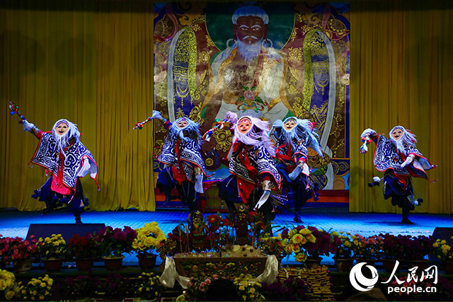 扎西曲登社區(qū)藏戲表演。人民網(wǎng)記者 次仁羅布攝