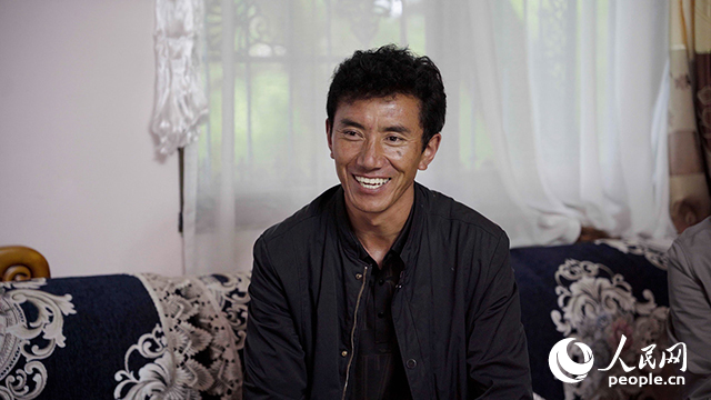 嘎拉村村民達瓦堅參聊起孩子們滿臉自豪。人民網(wǎng)記者 趙晨攝