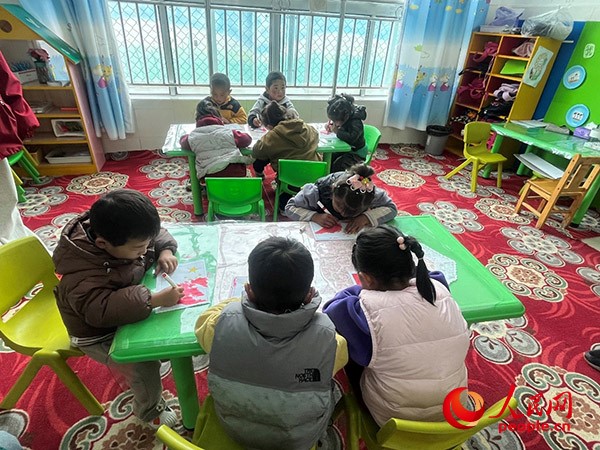 拉多村一所現代化幼兒園小班孩子們正在繪畫。張敏穎 攝