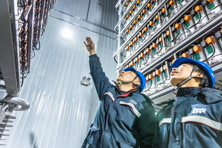 阿里地區(qū)首套電網(wǎng)側(cè)帶超容構(gòu)網(wǎng)型SVG工程現(xiàn)場(chǎng)工作人員正在進(jìn)行投運(yùn)前設(shè)備狀態(tài)檢查。趙清鵬攝