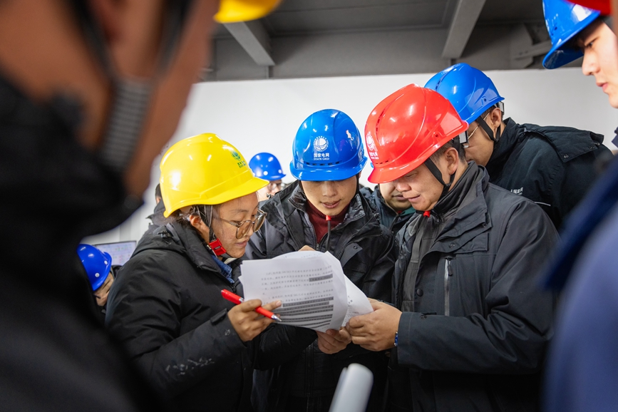 阿里地區(qū)首套電網(wǎng)側(cè)帶超容構(gòu)網(wǎng)型SVG工程現(xiàn)場(chǎng)運(yùn)維人員正在進(jìn)行投運(yùn)操作。趙清鵬攝