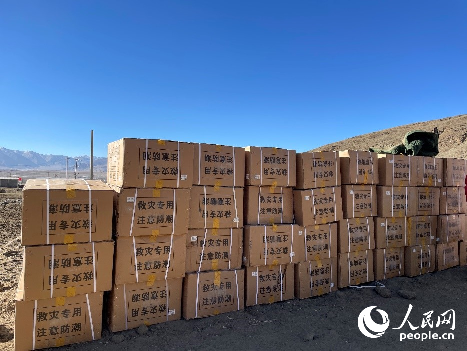 救災(zāi)物資抵達(dá)長所鄉(xiāng)古榮村。人民網(wǎng)記者 郝潔攝