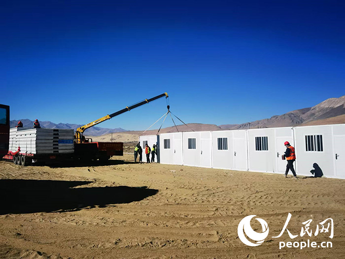 1月9日，在日喀則市定日縣長所鄉(xiāng)森嘎村安置點，工作人員抓緊搭建移動板房，確保受災群眾溫暖過冬。人民網(wǎng)記者 吳雨仁攝