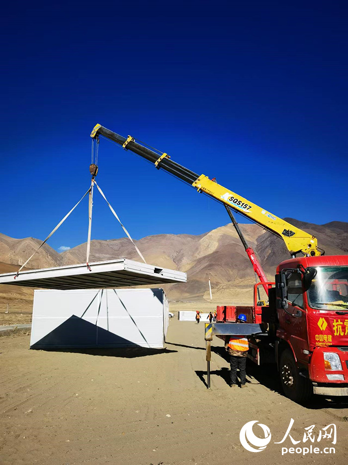 1月9日，日喀則市定日縣長所鄉(xiāng)森嘎村安置點正在吊裝板房。人民網(wǎng)記者 吳雨仁攝