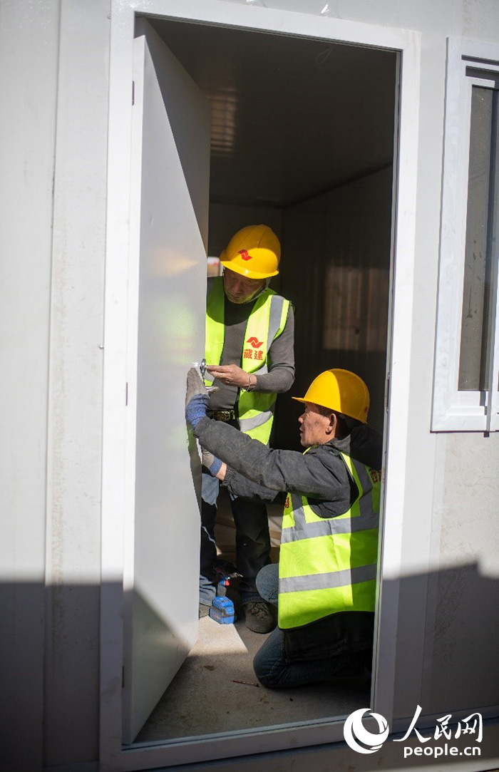 1月9日，在日喀則市定日縣長所鄉(xiāng)古榮村安置點，施工人員正在抓緊搭建移動板房，確保受災群眾溫暖過冬。人民網(wǎng)記者 翁奇羽攝