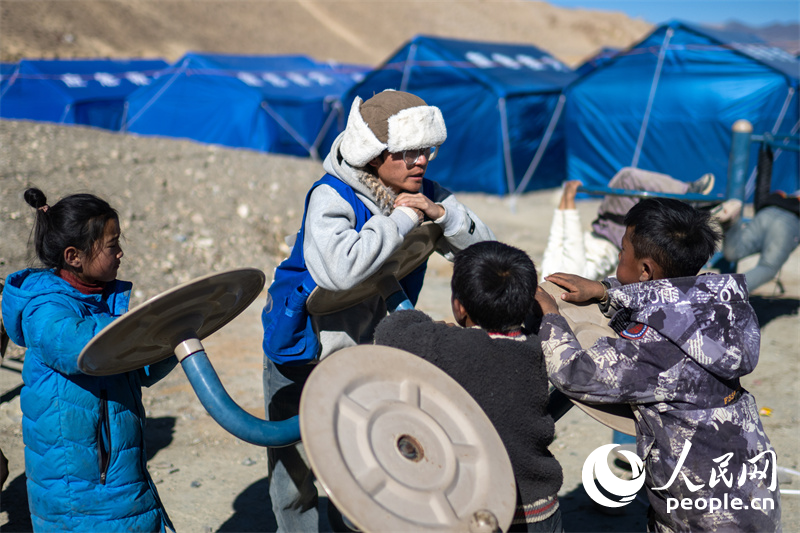 西藏星光社會工作服務(wù)中心社工久米旦增通過聊天談心，對孩子們進(jìn)行災(zāi)后心理疏導(dǎo)。人民網(wǎng)記者 翁奇羽攝