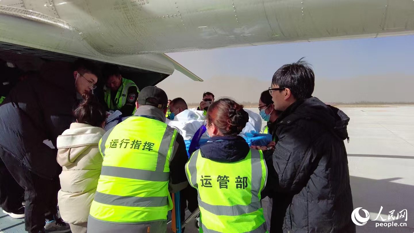 多方工作人員將受傷女童安全轉(zhuǎn)移。周航攝