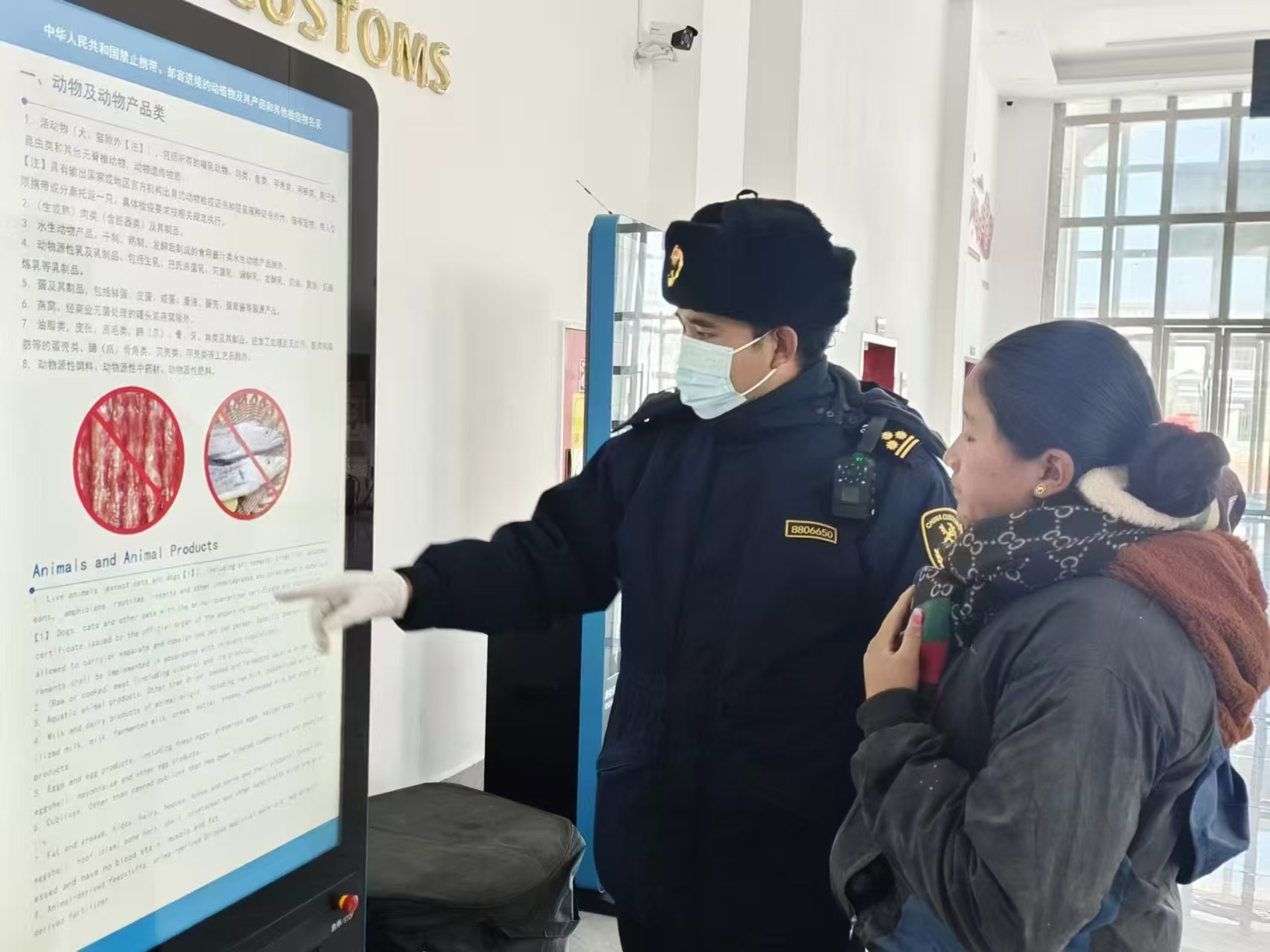 海關(guān)關(guān)員對入境邊民進(jìn)行禁止攜帶、郵寄進(jìn)境動植物及其產(chǎn)品解讀。次旺久美攝