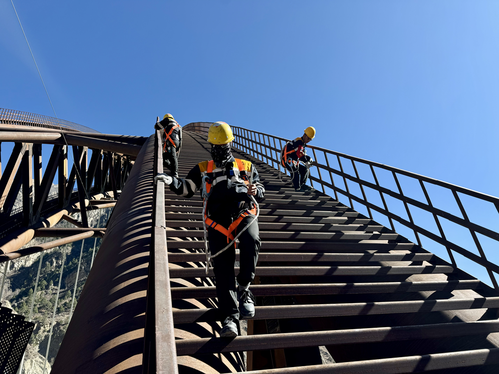 橋拱檢修。馬生明攝