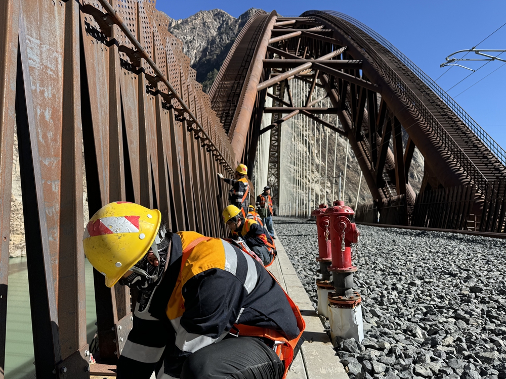 螺栓檢查。馬生明攝
