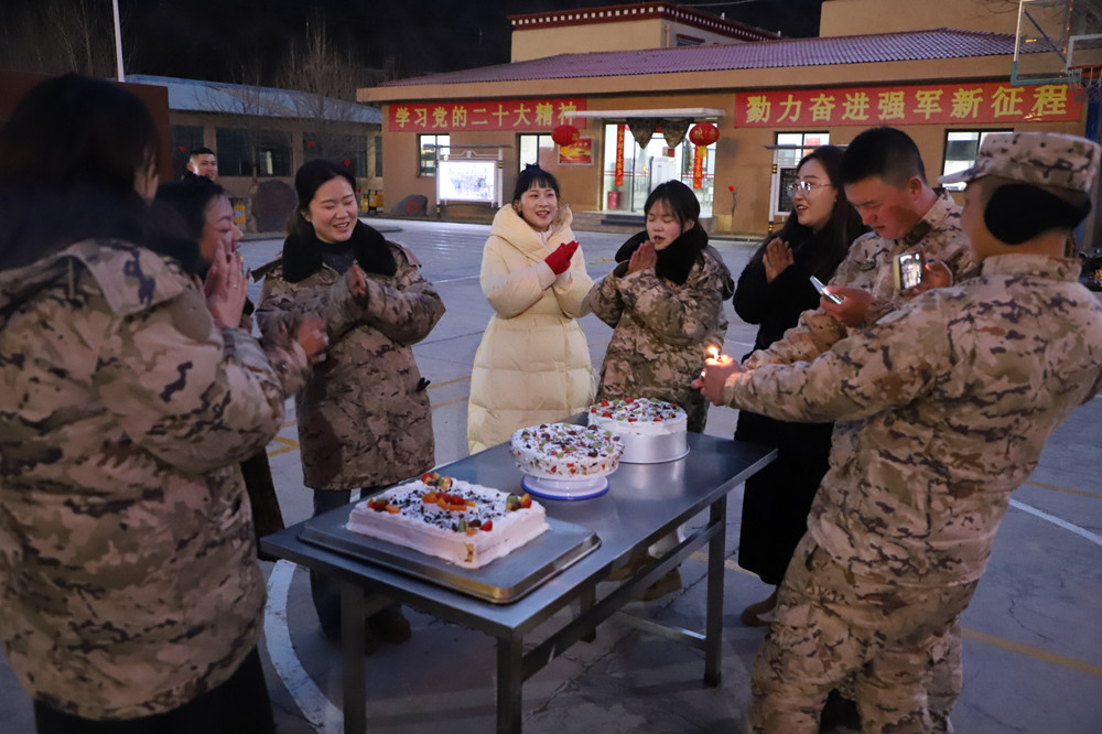 支隊為來隊家屬過集體生日。霍尹航攝