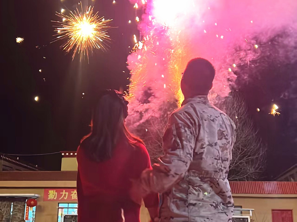 來隊家屬的溫馨瞬間。霍尹航攝