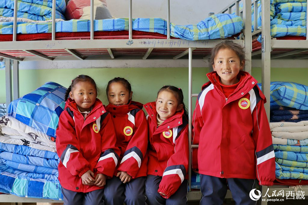 學(xué)生在定日縣第二小學(xué)分流安置點宿舍。人民日報記者 鮮敢攝
