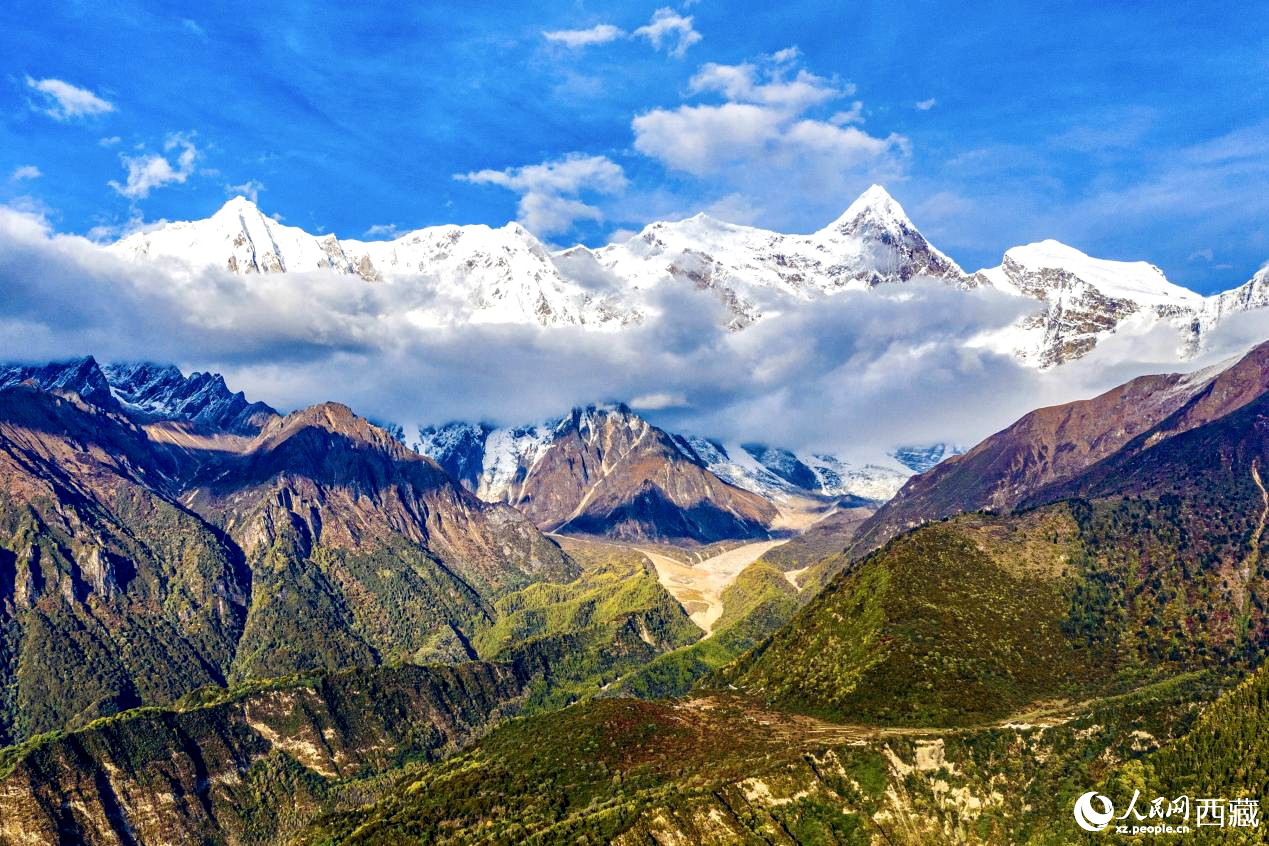 無人機(jī)航拍南迦巴瓦峰。