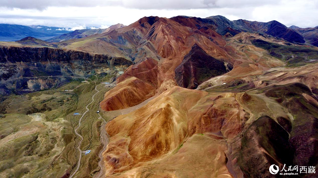 西藏阿里地區(qū)札達(dá)縣境內(nèi)的山丘，因大地礦石的緣故而變得色彩豐富，當(dāng)?shù)厝朔Q之為“五彩山”。