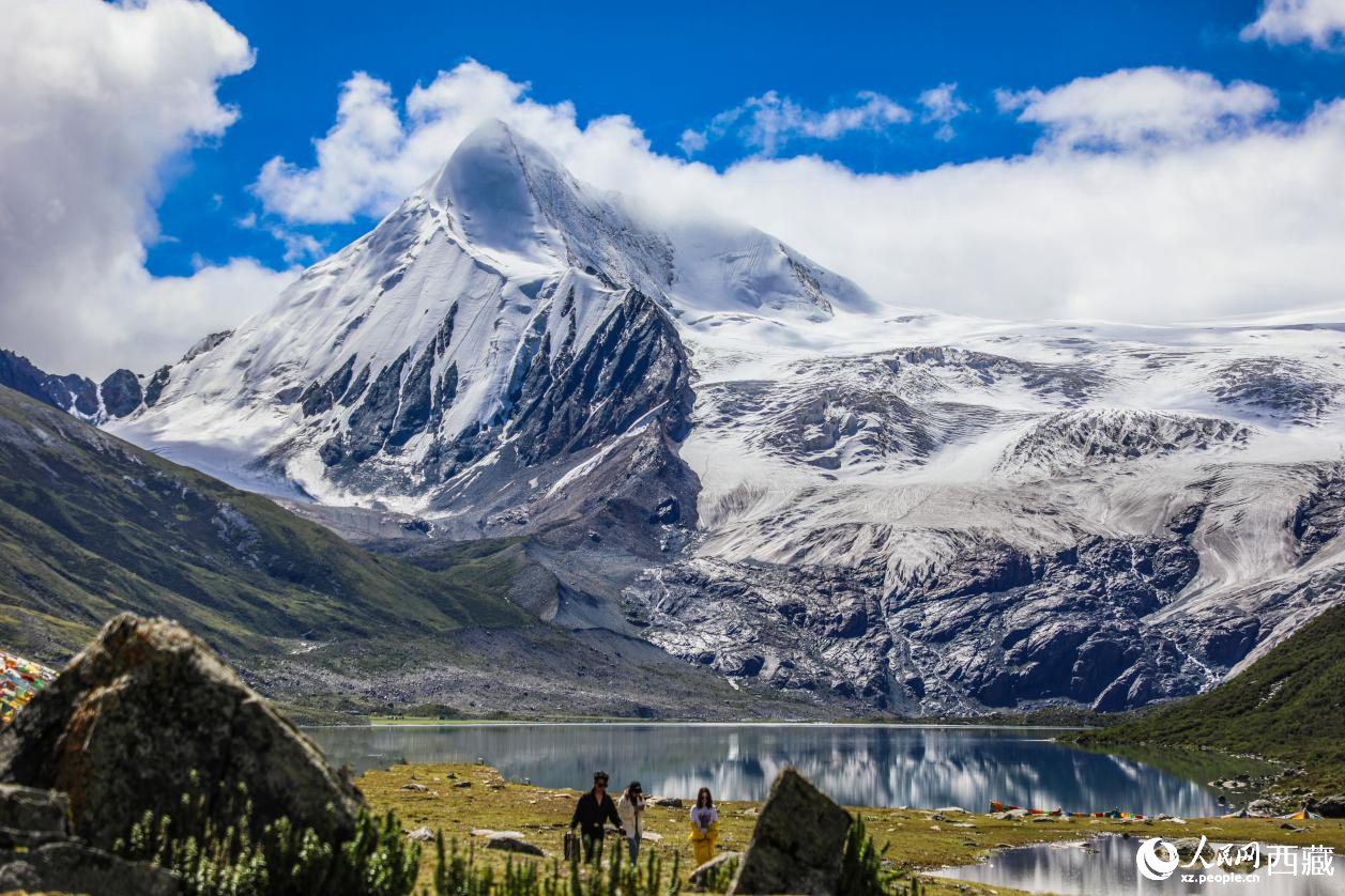 西藏那曲市比如縣的薩普雪山。