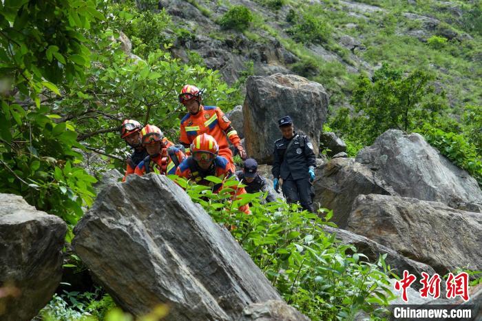 西藏吉隆山洪現(xiàn)場(chǎng)救援力量開展人員搜救與隱患排查