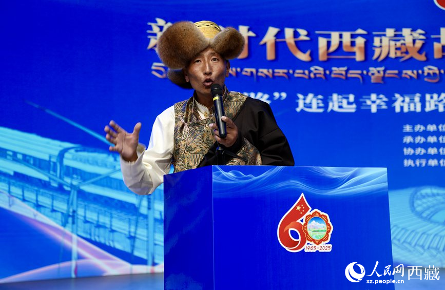 山南市隆子縣三安曲林鄉(xiāng)三林村黨支部副書記扎西次仁作分享報告。人民網(wǎng)記者 次仁羅布攝