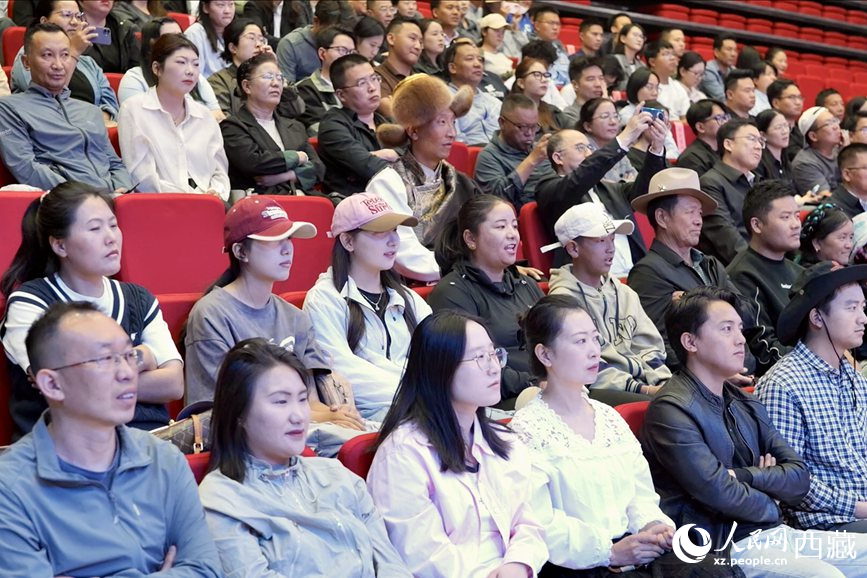 300余名干部職工、群眾代表在現(xiàn)場聆聽講座。人民網(wǎng)記者 次仁羅布攝