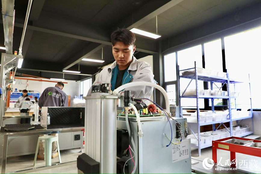 生產(chǎn)車間工人正在安裝制氧設(shè)備。人民網(wǎng)記者 次仁羅布攝