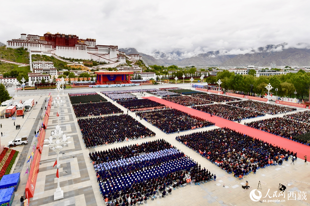 熱烈慶祝西藏自治區(qū)成立60周年大會現(xiàn)場。索朗旺久攝