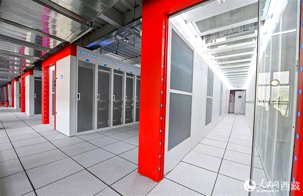 西藏“雅江1號”人工智能先進(jìn)計(jì)算中心機(jī)房。人民日報(bào)記者 鮮敢攝