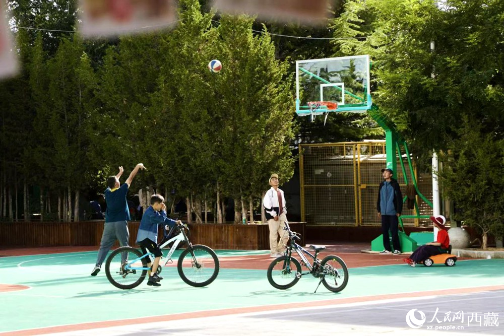 孩子們在社區(qū)享受運動時光。人民網記者 次仁羅布攝