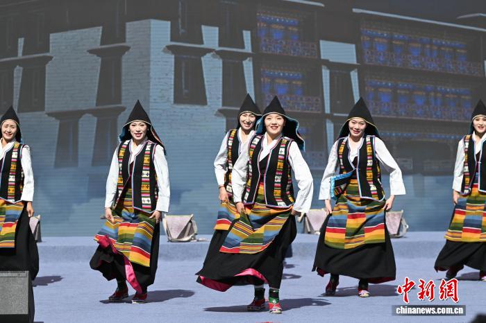 西藏“大地歡歌格?；ㄑ莩黾尽被菝裱莩鼍`放基層文化活力