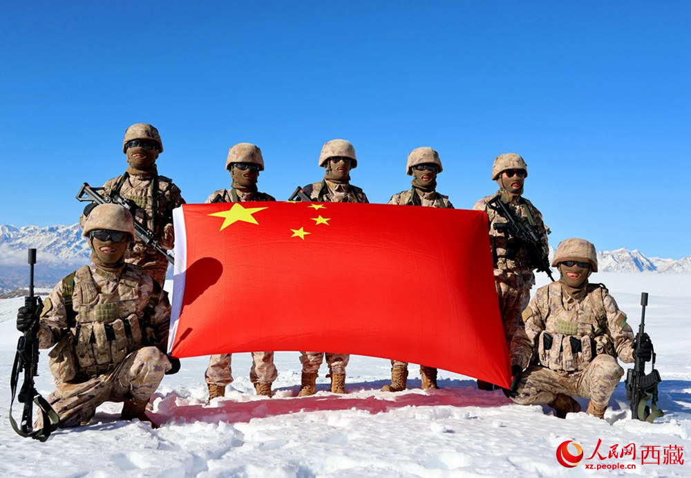 官兵在巡邏點(diǎn)上宣誓。人民日?qǐng)?bào)記者 瓊達(dá)卓嘎攝